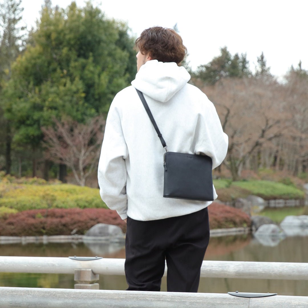 Evoon みがるサコッシュレザー・ブラック/ダークブラウン【送料無料・3営業日以内に発送】 - Evoon