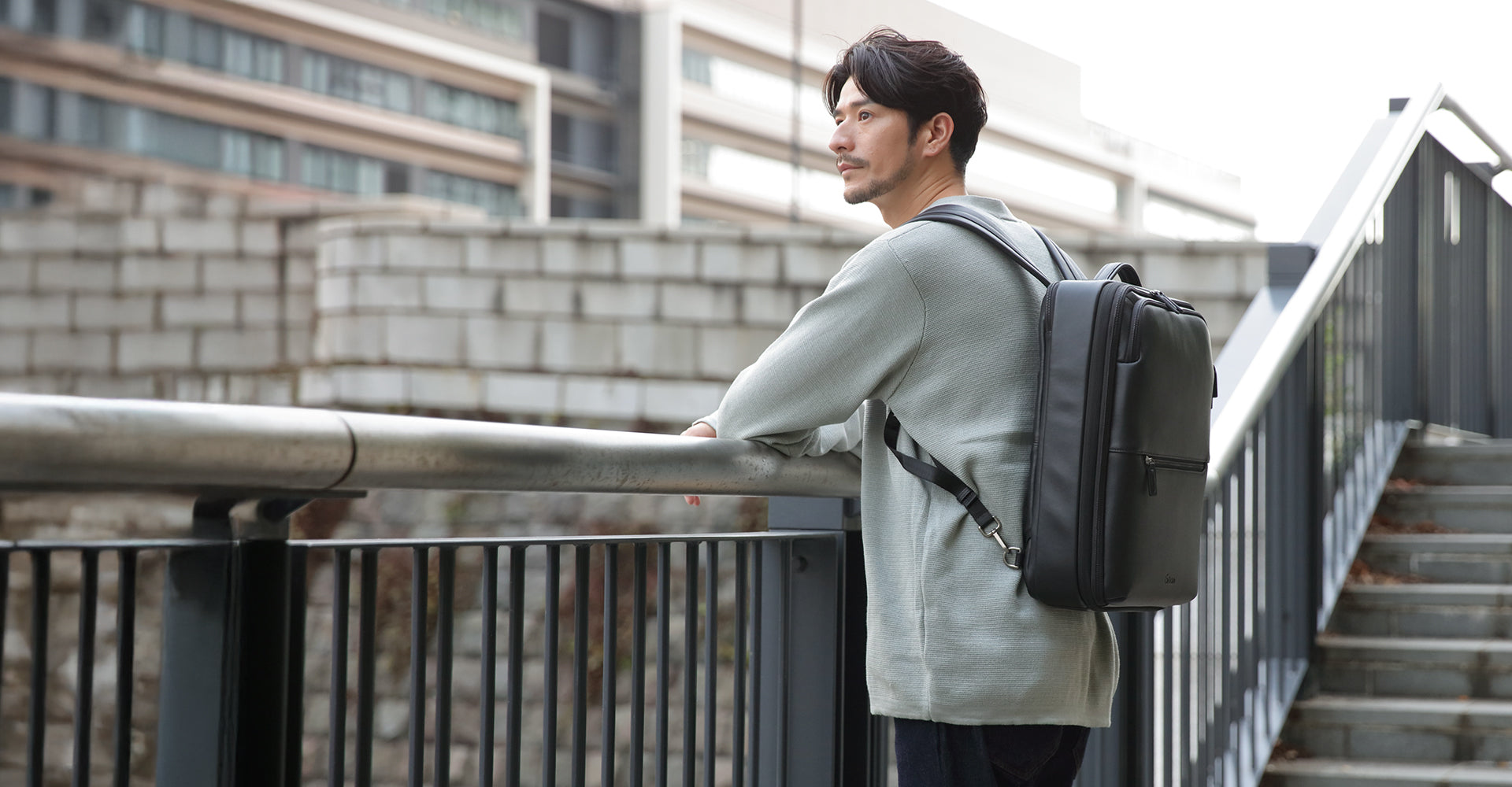 Evoon マルチビジネスリュックレザー2.0・容量19L～拡張時26L